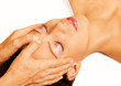 Frau bekommt Kopfmassage,Akupressur,Reiki