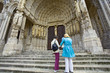 france; chartres; cathédrâle : touristes au portail nord france; chartres; cathédrâle : touristes au portail nord