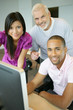 Portrait d'adultes stagiaires et formateur souriants