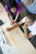 Couple d'adultes en formation professionnelle