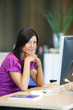 Portrait d'une femme au bureau devant un ordinateur Portrait d'une femme au bureau devant un ordinateur