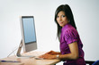 Portrait d'une femme au bureau en formation informatique Portrait d'une femme au bureau en formation informatique
