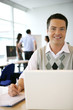 Portrait d'un homme souriant en formation commerciale