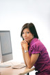 Portrait d'une femme au bureau en formation informatique Portrait d'une femme au bureau en formation informatique