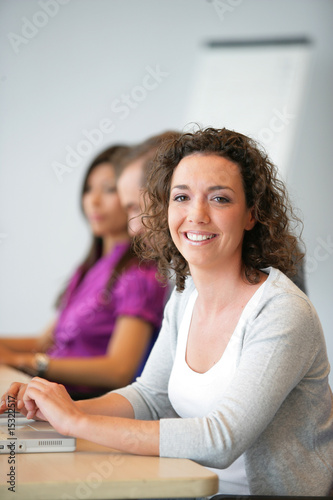 Femme souriante au bureau en formation commerciale