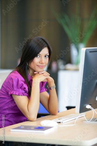Portrait d'une femme au bureau devant un ordinateur