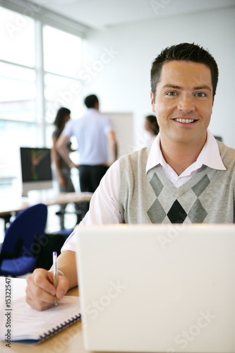 Portrait d'un homme souriant en formation commerciale