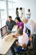 Hommes et femme en formation commerciale et informatique