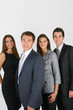 Foto: Groupe de commerciaux souriants sur fond blanc Groupe de commerciaux souriants sur fond blanc