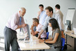 Groupe de jeunes adultes en formation commerciale
