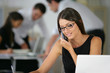 Femme souriante téléphonant en écrivant sur un document