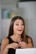 Femme contente devant un ordinateur portable