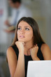 Femme inquiète et pensive devant un ordinateur portable Femme inquiète et pensive devant un ordinateur portable