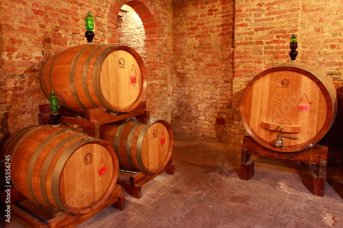 Foto: Weinkeller, Barrique, Rotwein, Toskana, Italien Weinkeller, Barrique, Rotwein, Toskana, Italien