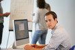 Portrait d'un jeune homme en formation devant un ordinateur