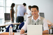 jeune homme en formation devant un ordinateur jeune homme en formation devant un ordinateur