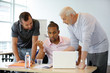 Groupe de de jeunes adultes en formation professionnelle