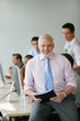 Portrait d'un homme souriant au bureau avec documents