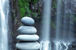 Cailloux zen devant cascade