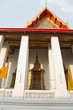 Tempelanlage Wat Pho in Bangkok mit leuchtendem Dach