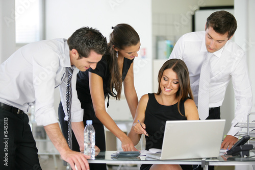 Photo: Equipe de travail en action Equipe de travail en action