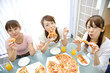 ピザを食べる女性達