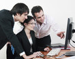 groupe de travail en discution devant ordinateur