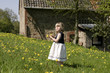 Mädchen im Kleidchen auf Blumenwiese