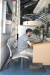 joven con portatil en zona wifi.