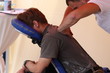 Mann bekommt eine Massage Mann bekommt eine Massage