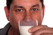 Mann trinkt Milch