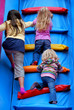 Drei kleine Mädchen in einer Kletterburg
