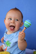Bébé jouant avec des maracas