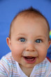 Sourire d'un bébé avec un bon repas
