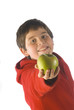 Foto: NIÑO REGALANDO SU MANZANA VERDE NIÑO REGALANDO SU MANZANA VERDE