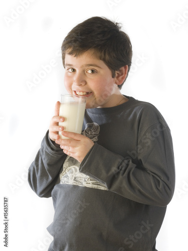 Foto: niño tomando leche niño tomando leche