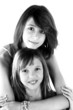 deux soeurs en noir et blanc