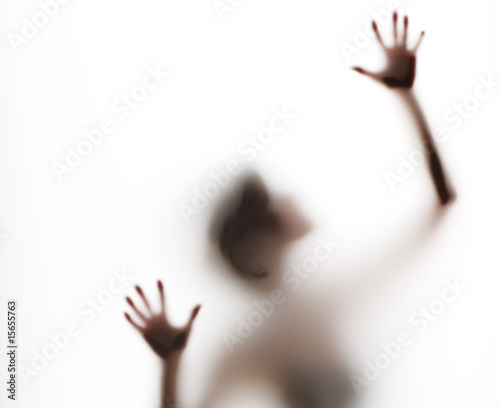 Foto: upper torso of abstract, semi-obscured figure with arms raised upper torso of abstract, semi-obscured figure with arms raised