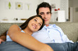 Foto: homme et femme souriants assis sur un canapé homme et femme souriants assis sur un canapé