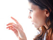 Foto: closeup of a beautiful woman looking through window pane closeup of a beautiful woman looking through window pane