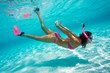 Photo en ligne au meilleur prix woman in bikini snorkeling under turquoise waters