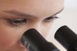 Foto: woman looking through microscope woman looking through microscope