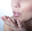 bouche sensuelle envoyant un baiser