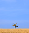 Foto: Young boy on field under blue sky Young boy on field under blue sky