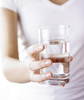 Images : main tenant un verre d\'eau