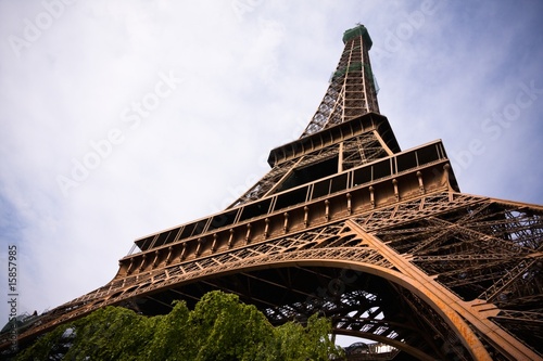 Photo: Aux pieds de la tour Eiffel Aux pieds de la tour Eiffel