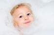 enfant dans la mousse enfant dans la mousse