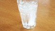 Tablette fällt in Glas