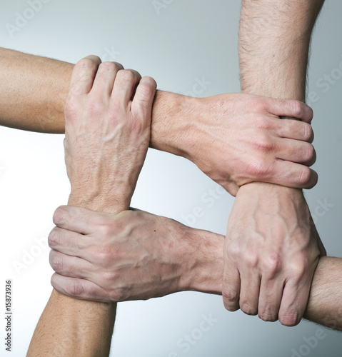 Photo: mains et solidarité mains et solidarité