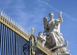 Grille d'entrée de Versailles et statue de femme